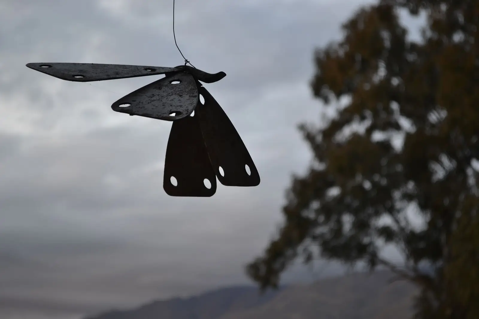 Móvil de hierro con forma de mariposa