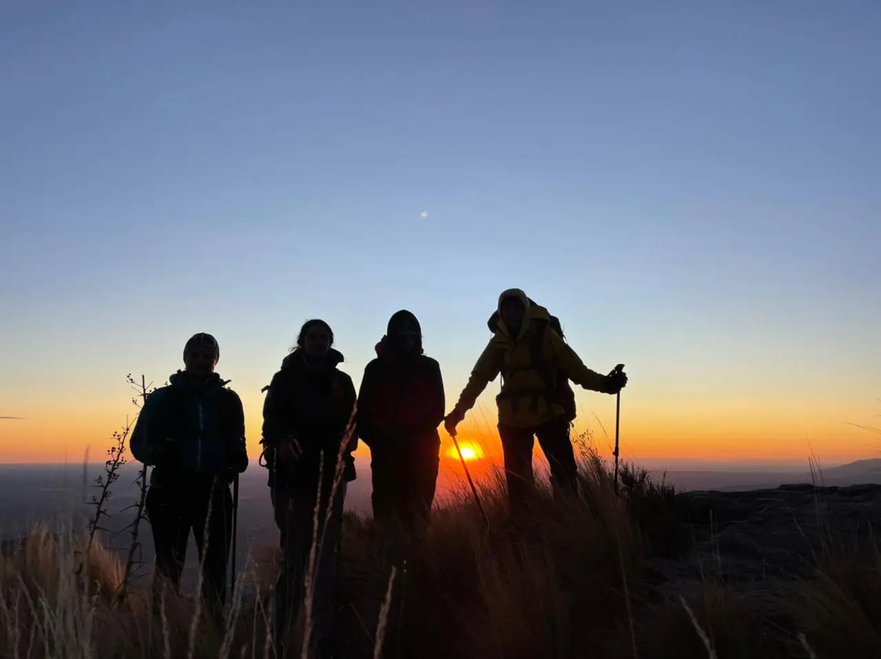 Caminantes al atardecer en las sierras