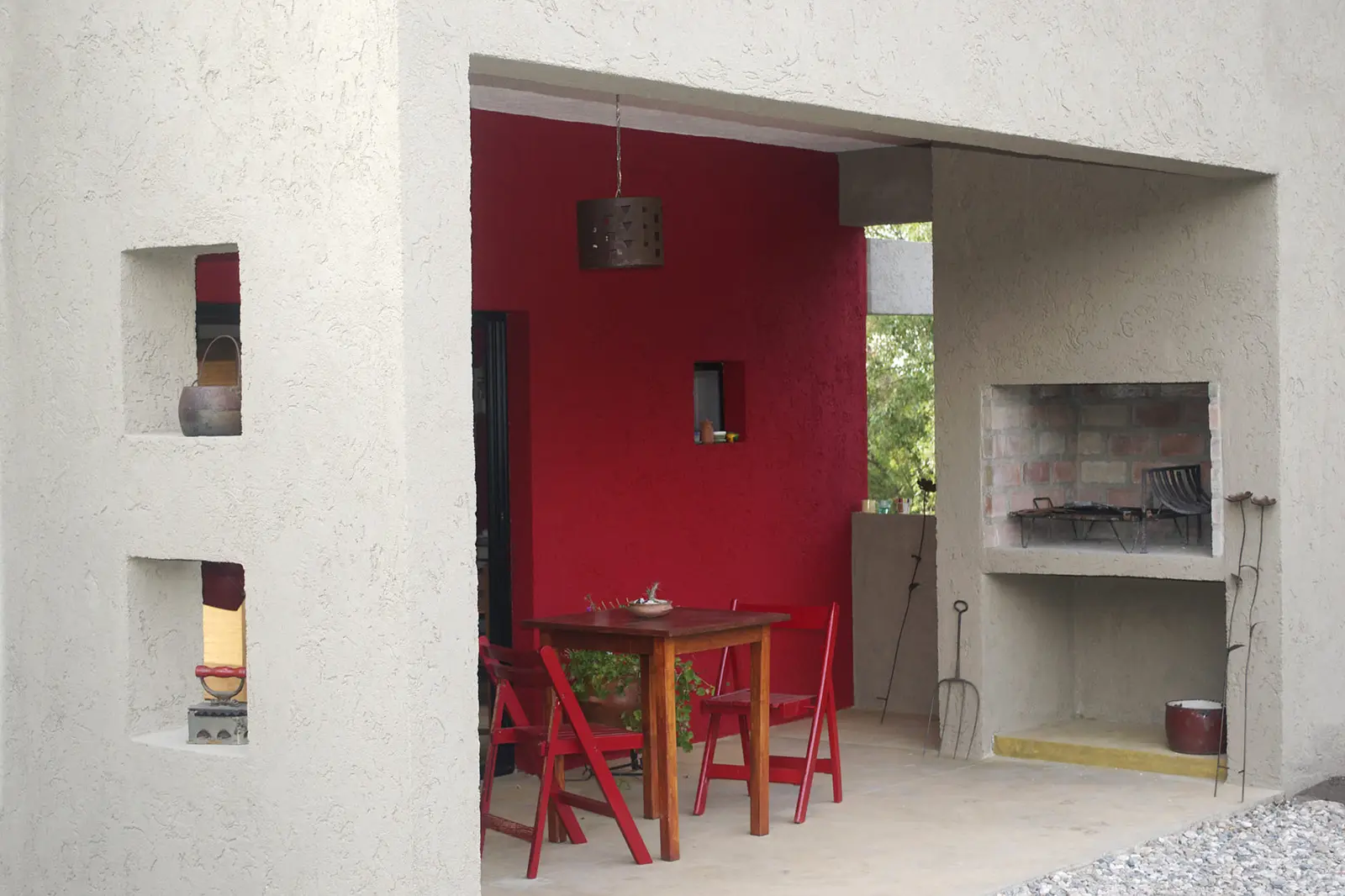 Galería con parrilla y mesa