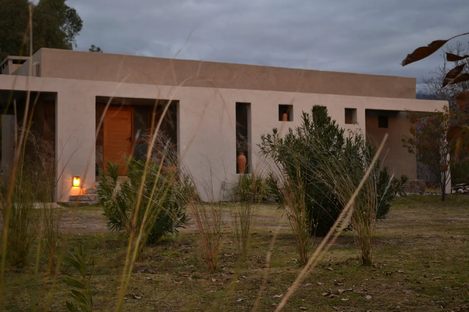 Casa Eucalipto al anochecer