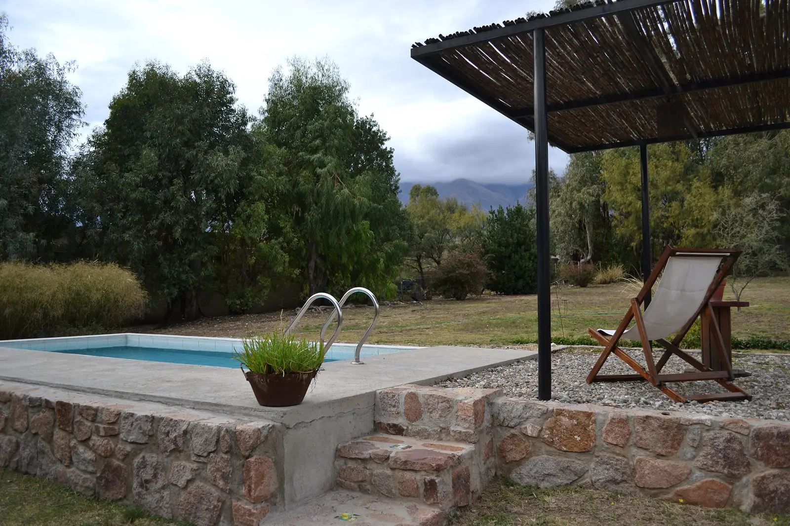 Pileta de Casa Eucalipto con pérgola y reposera