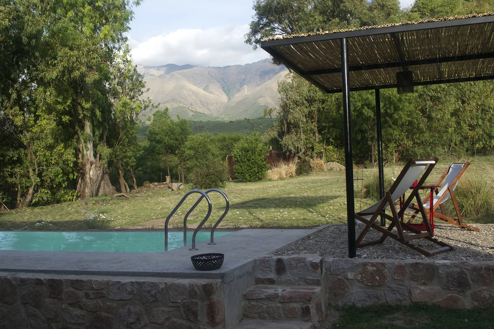 Pileta con pérgola y vista a las sierras