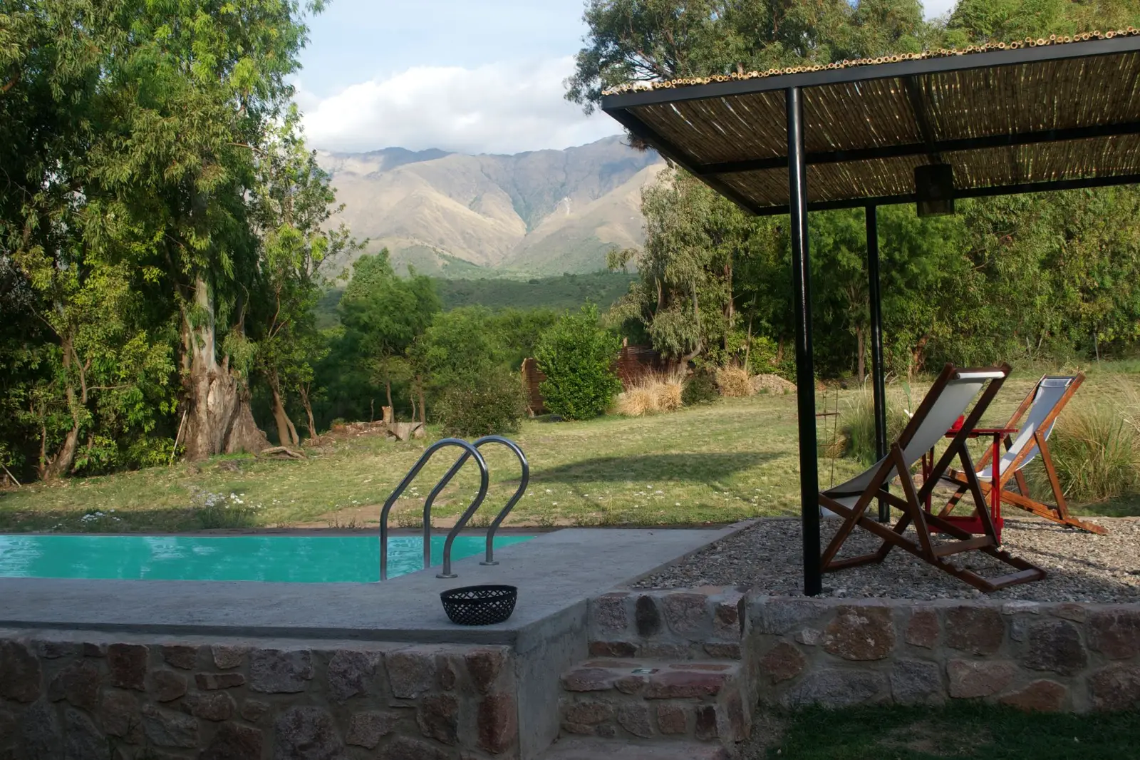 Pileta con pérgola y vista a las sierras