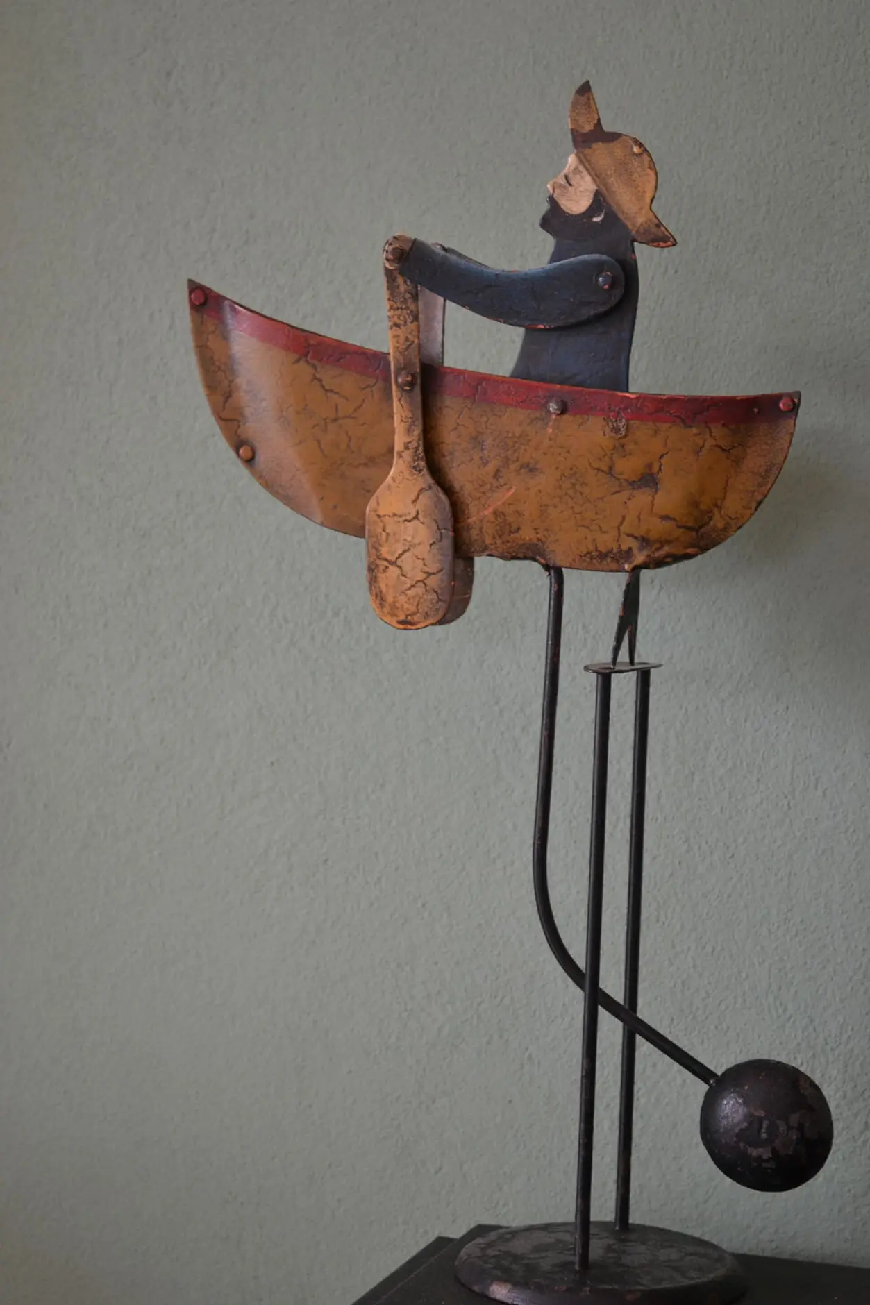 Escultura de hierro de un hombre en canoa