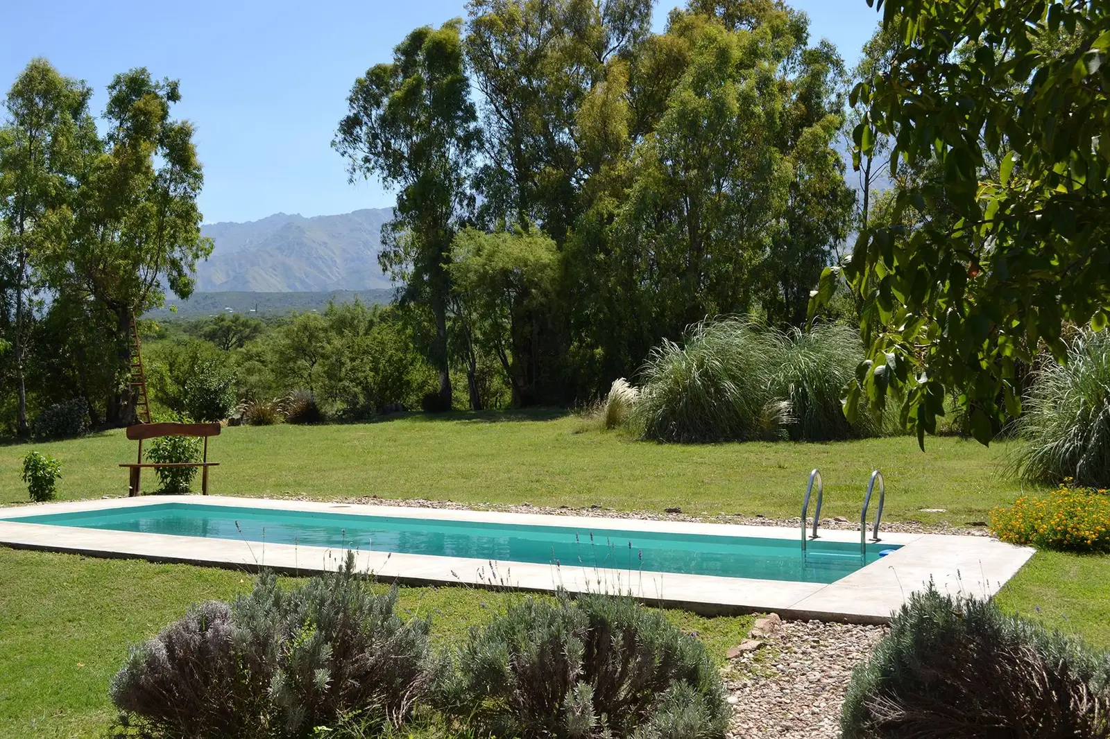 Pileta privada en el parque con las sierras de fondo