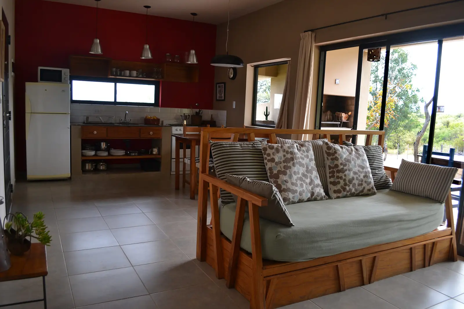 Living comedor con sillón y ventanales