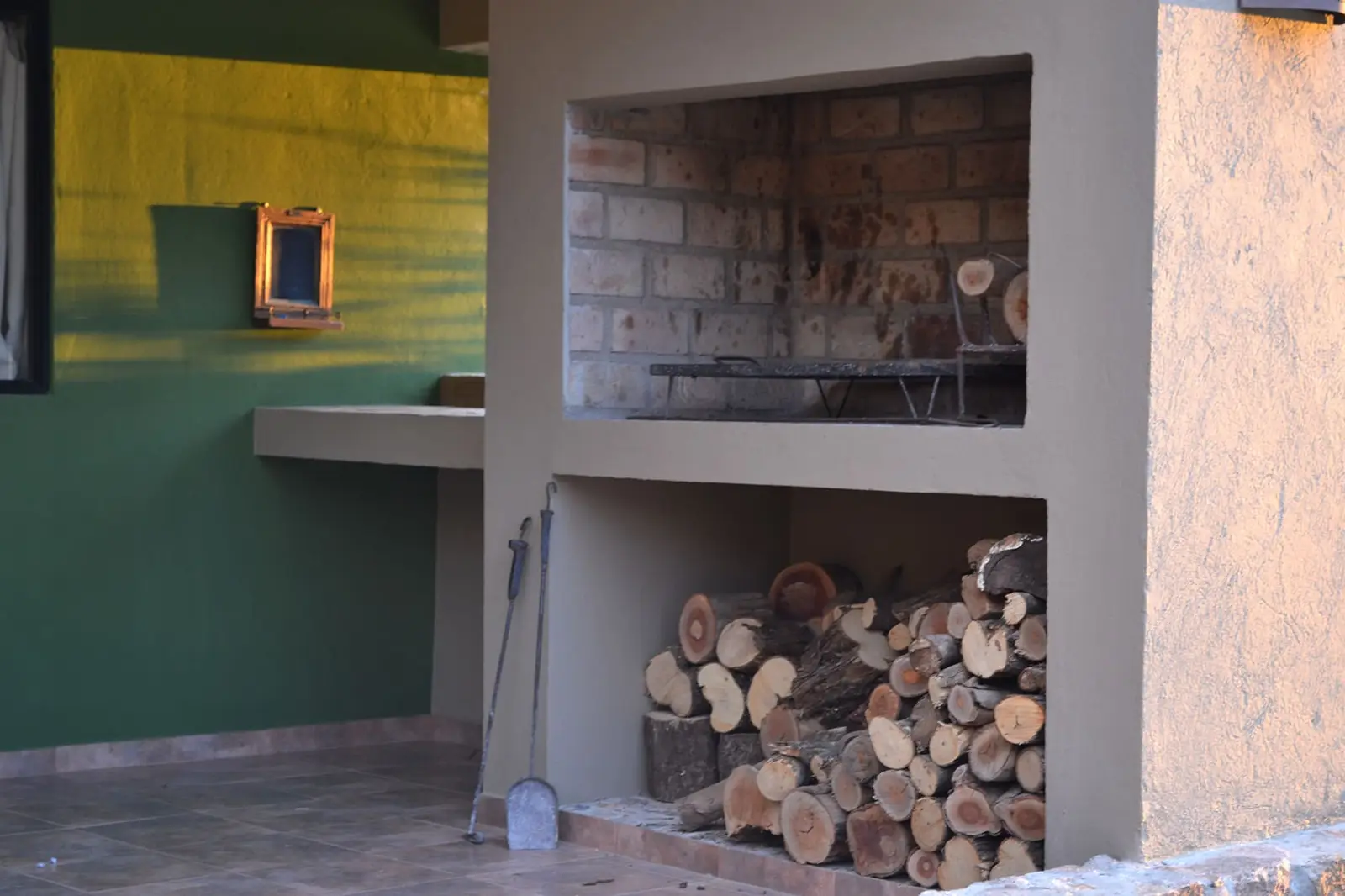Parrilla y leñero en la galería