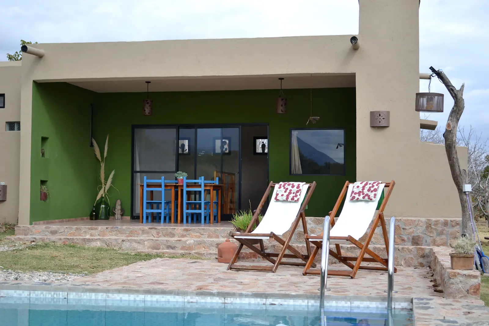 Frente de Casa Lavanda con galería, reposeras y pileta