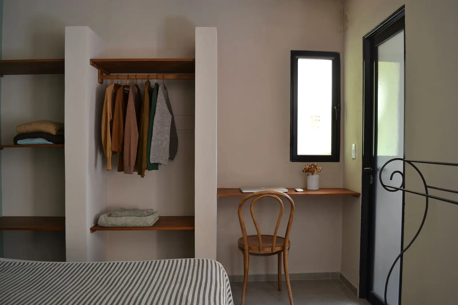 Dormitorio con placard abierto y escritorio