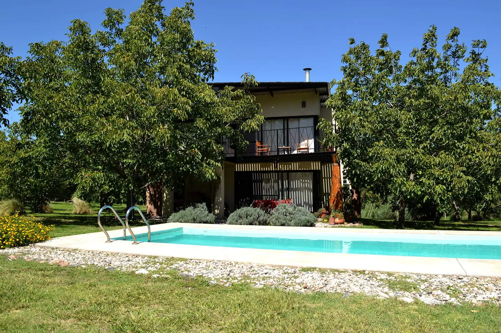 Casa Nogales de dos plantas con pileta privada