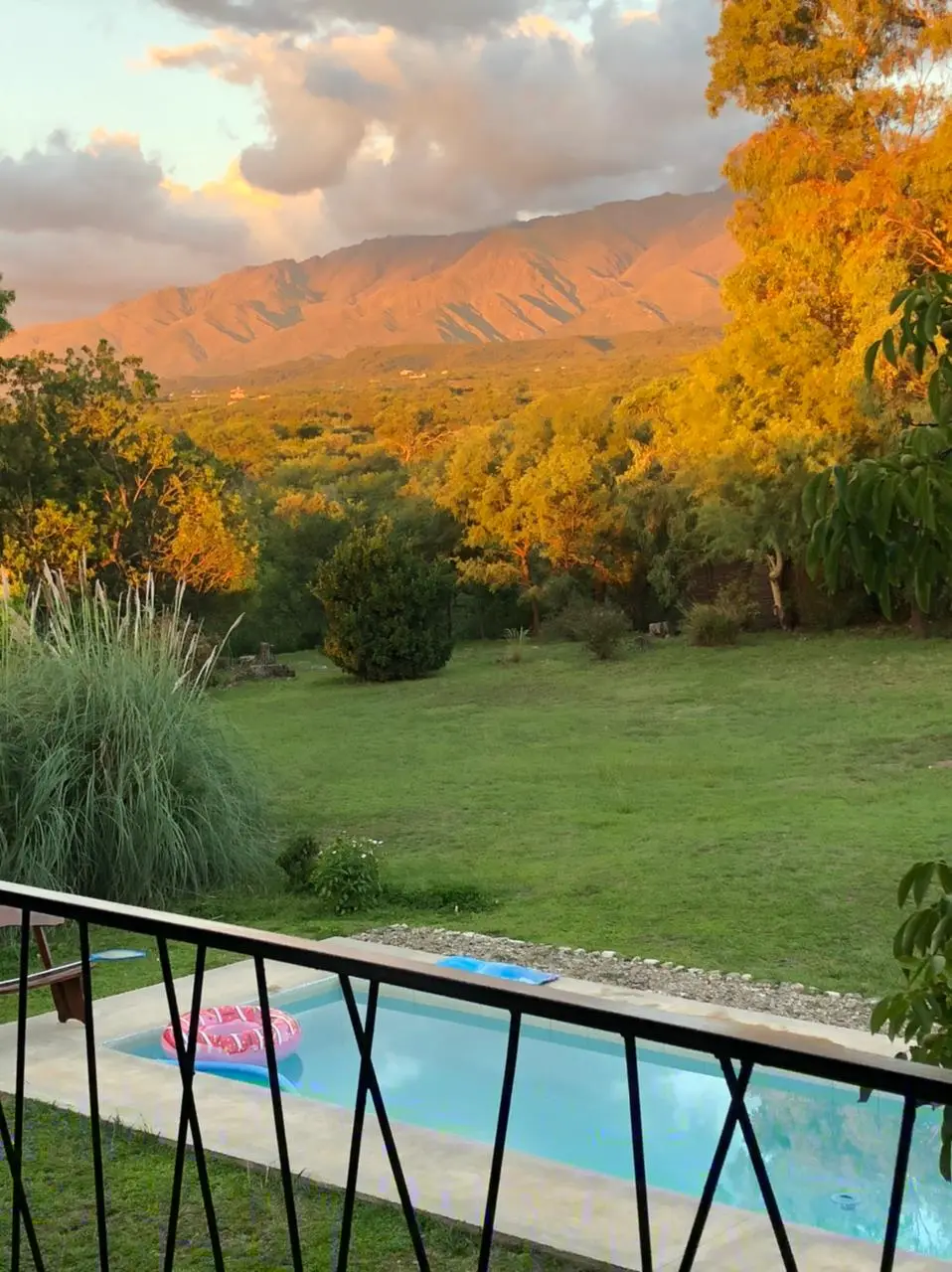 Vista a las sierras desde el balcón al atardecer