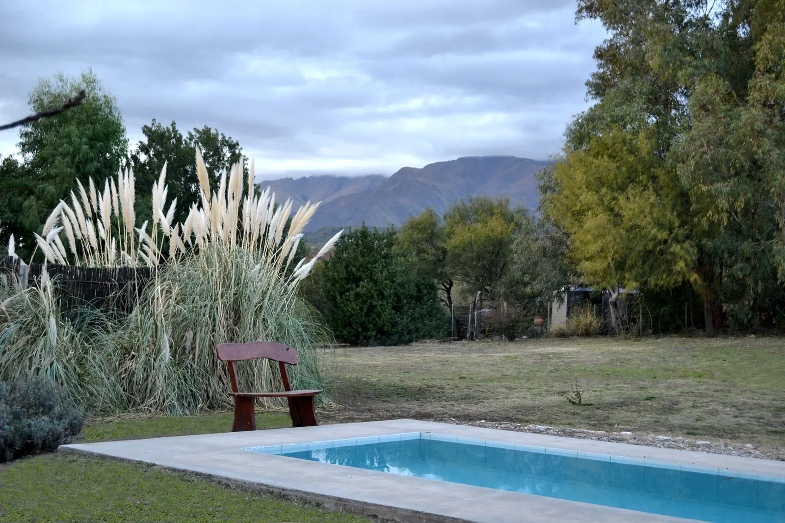 Pileta privada de Casa Nogales con vista a las sierras