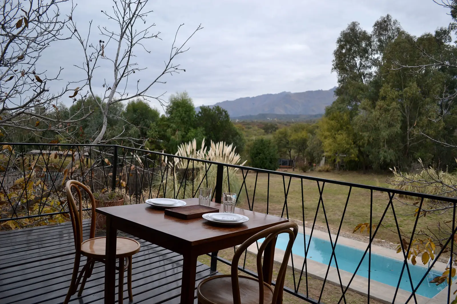Balcón terraza con mesa y vista a la sierra