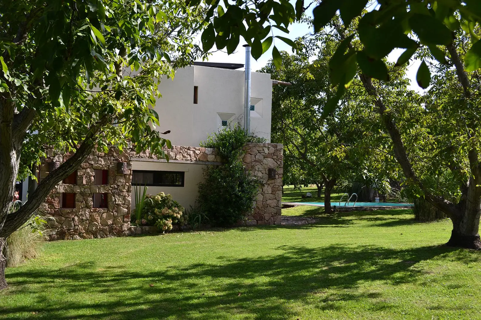 Casas Nogales entre los nogales del parque